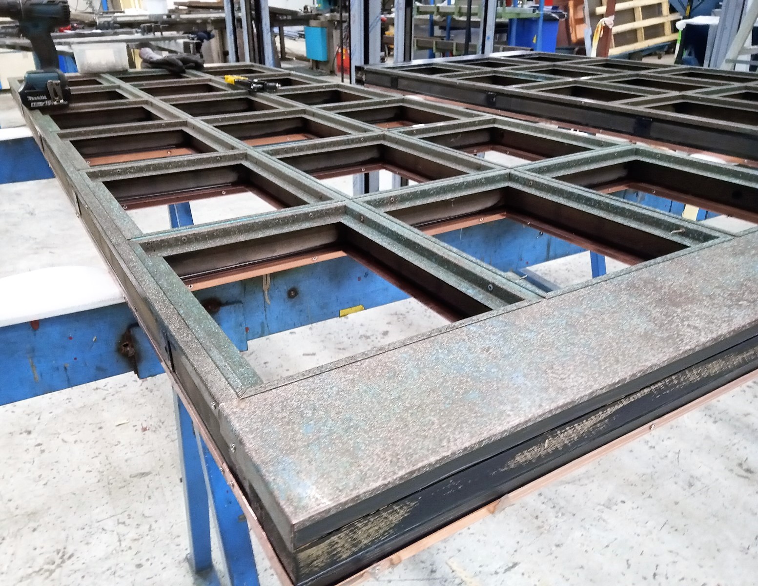 Patinerade metallglaspartier