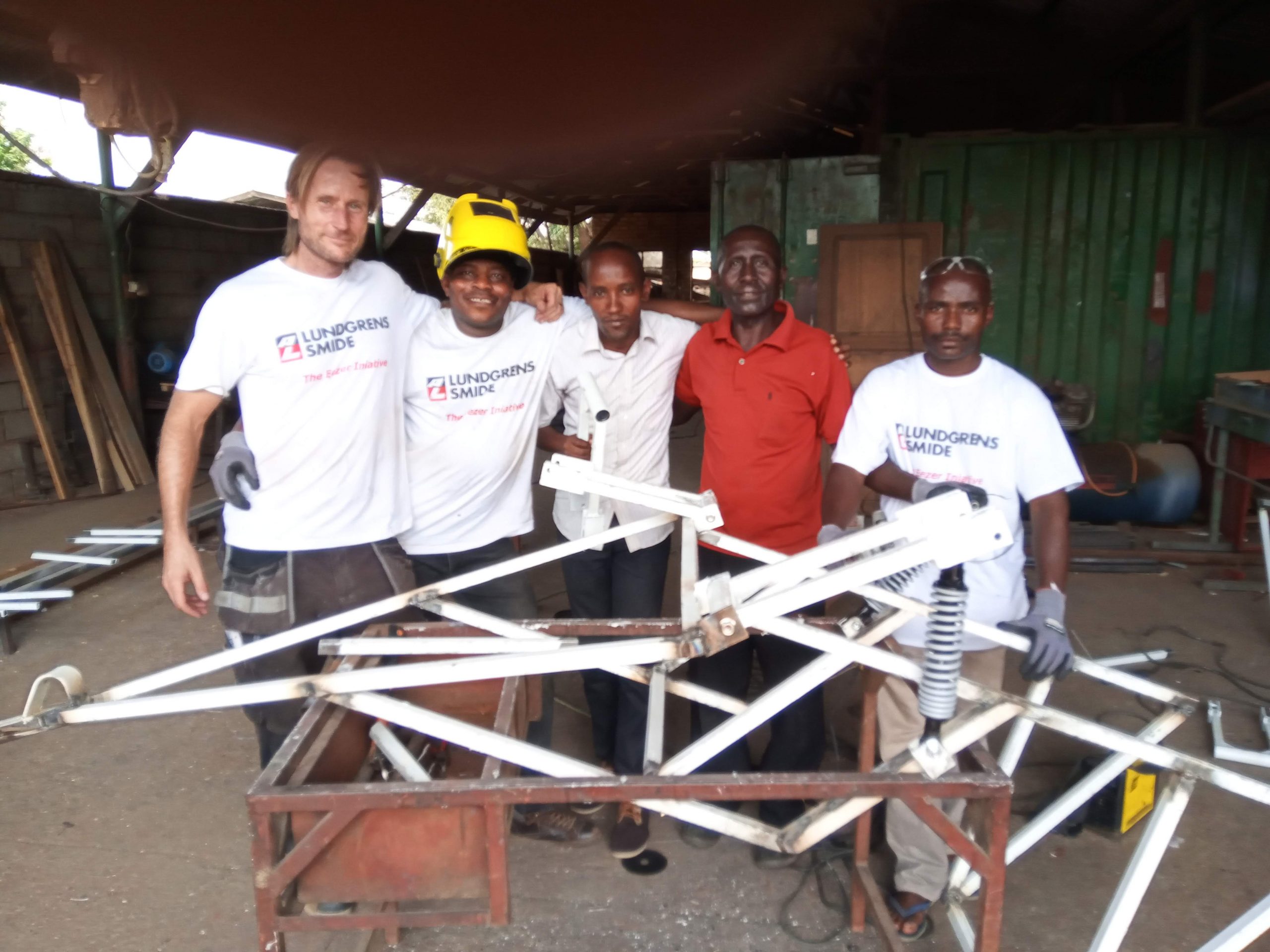 Möt André som bygger Eezers MC-ambulansvagnar på plats i Burundi!
