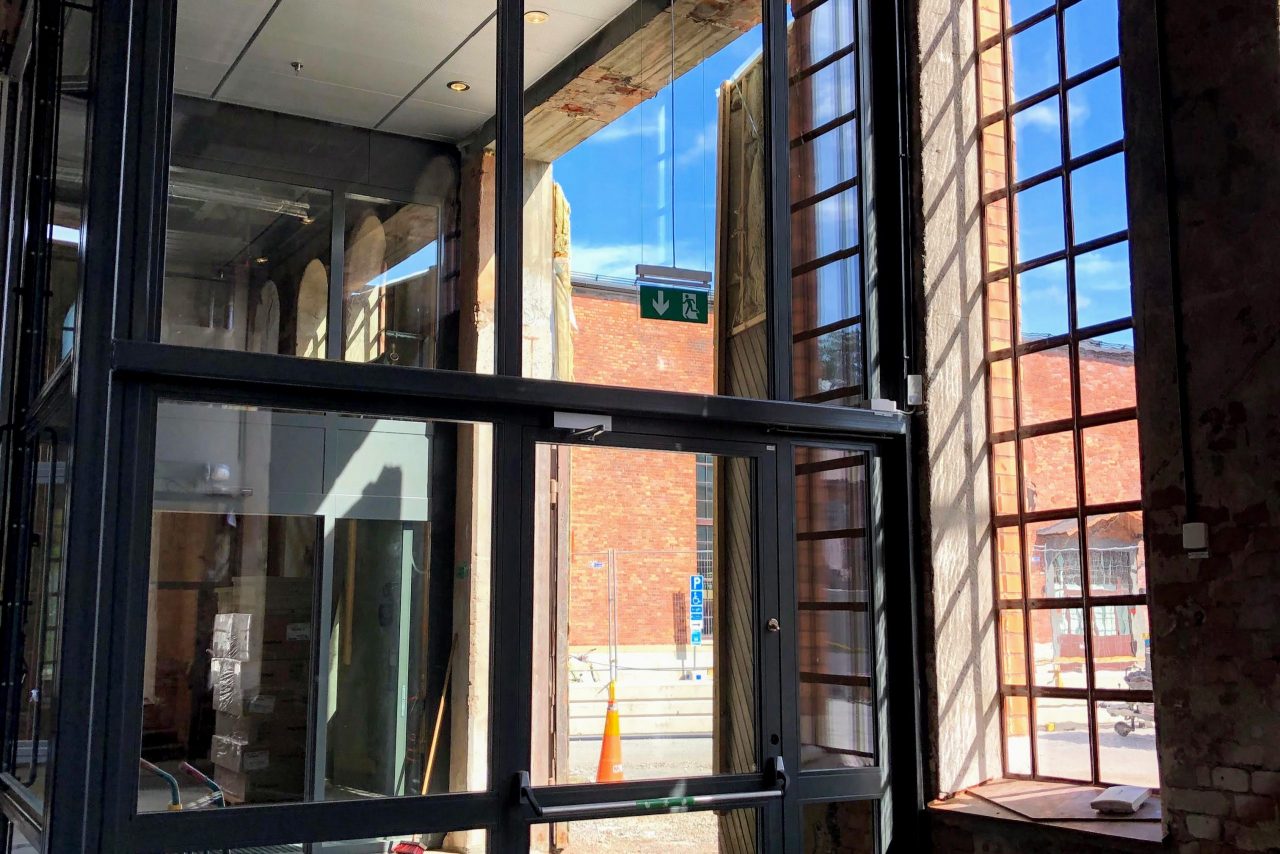 Lundgrens största entrédörr, inre och yttre stålglaspartier och glas till ett hisschakt till Spårvägmuseet!