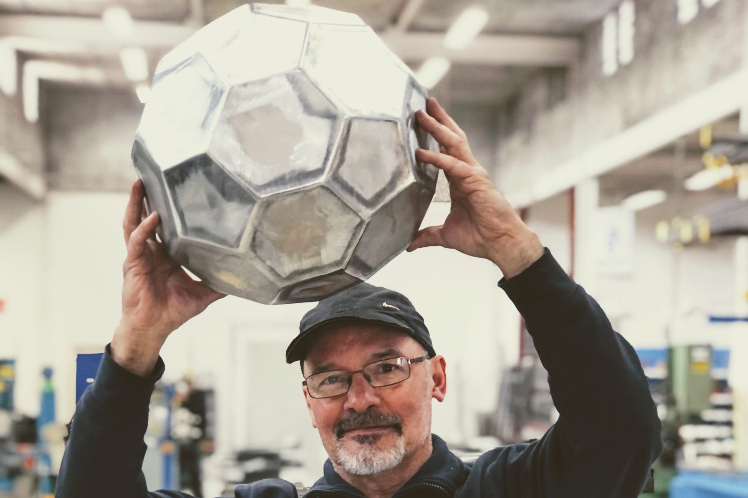 Så gjorde Marco en fotboll i aluminium