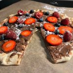 pizza med choklad och jordgubbar, hallon och blåbär